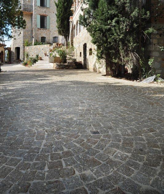 Cour de château Cour pavée sur un château en rénovation