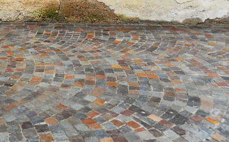 Pavés grès et mur ancien Pavés grès d'Inde sur une cour ancienne